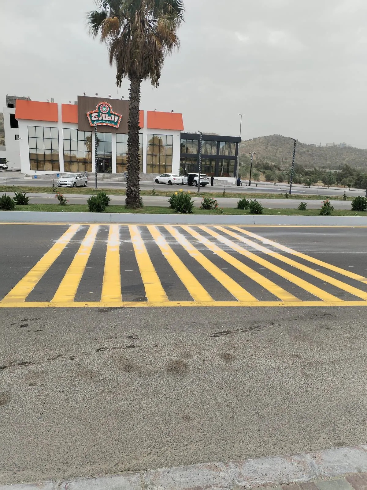 حملات رقابية مكثفة على المنشآت الغذائية في محافظات المنطقة